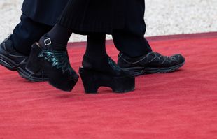 The feet of Jack Lang and Monique Buczynski on the red carpet at the Elysée.
